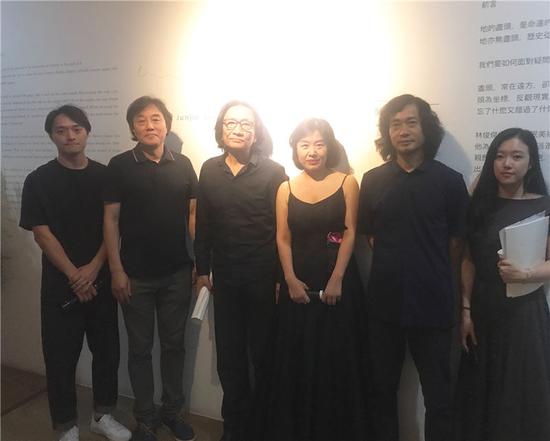 　　（由左至右） 艺术家林俊杰、中国美术学院副院长王赞、中央美术学院副院长苏新平、林风眠美术馆执行馆长、风眠艺术空间总监姚远东方、广东美术馆馆长王绍强、策展人郭楠