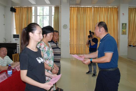 广东三正集团形象管理部总经理李华先生给贫困大学生家长发放助学金