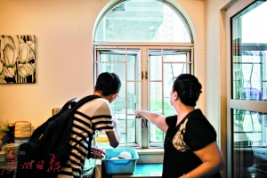 图为六楼何德喜跳窗的窗户。广州日报全媒体记者陈忧子 摄