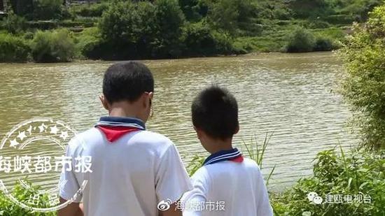 两获救男孩在现场回忆事发经过。
