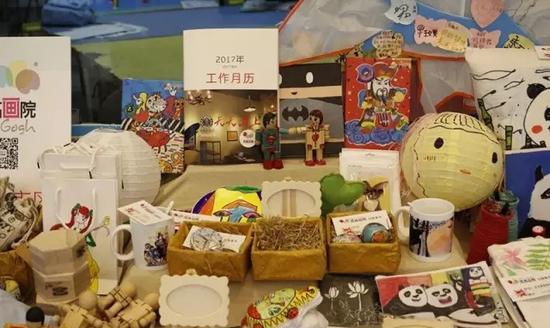 创意集市上各种创意产品琳琅满目