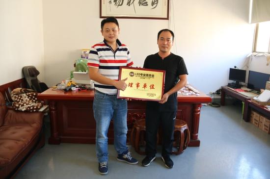 走访理事单位:桃李电器总经理高亦农(右)