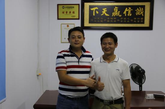 走访理事单位:卓镭照明总经理杜云芳(右)