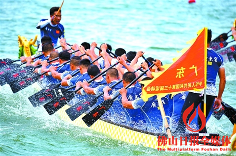 广东省男子龙舟队在全运会比赛现场奋勇拼搏。/乐从宣办供图