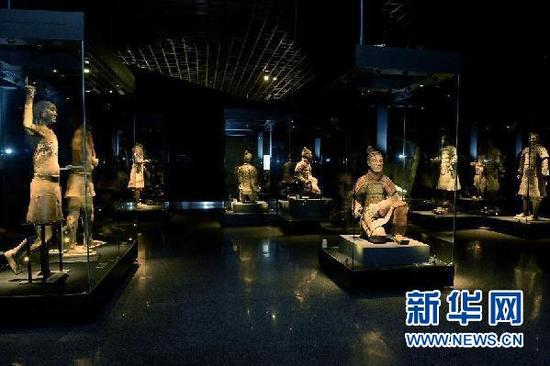 西安秦始皇帝陵博物院举办的“真彩秦俑”展览现场（2014年11月21日摄）