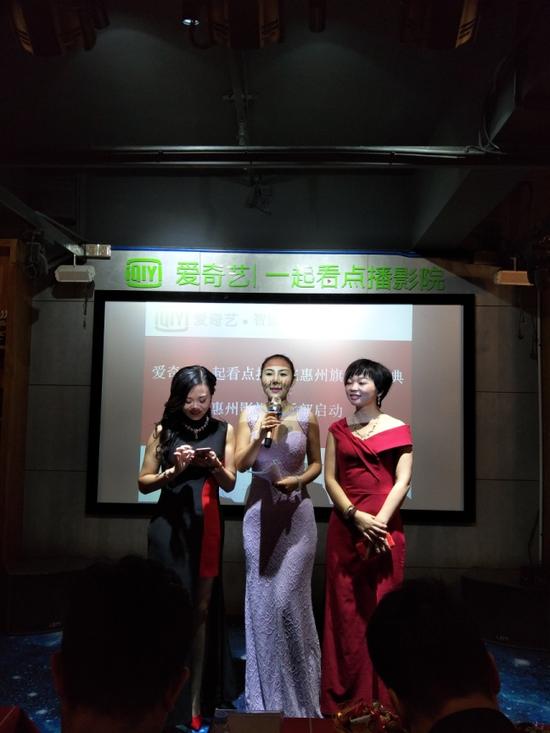 （智影时代主持人潇潇带领现场活动活泼而隆重）