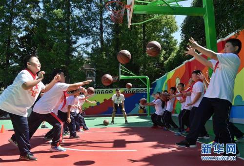 9月13日，学生们在新运动场上练习篮球。新华社记者 刘颖摄