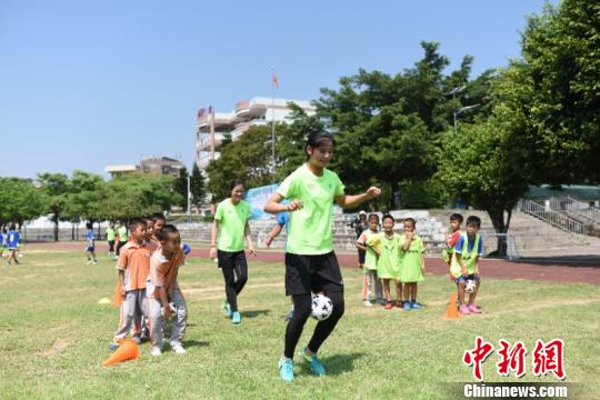 广东女足抄报从化善施小学小学与孩子同踢足龙兴队员的手探访图片