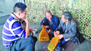 志愿者上街救助服务流浪者。