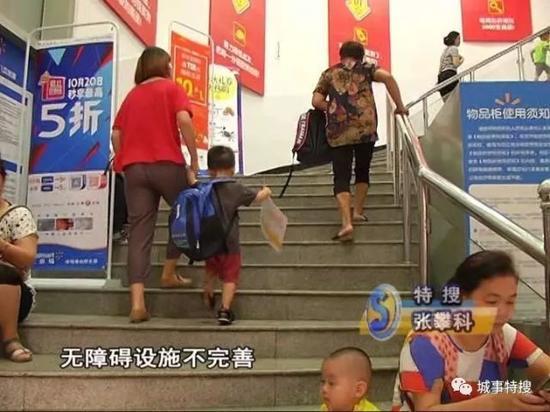 之前我们请来残障人士体验过无障碍设施，也是发现广州街头很多公共场所严重缺乏这方面的配套。