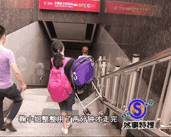 “特搜”数了一下,两段楼梯加起来超过70级,鞠女士整整用了两分钟才走完。