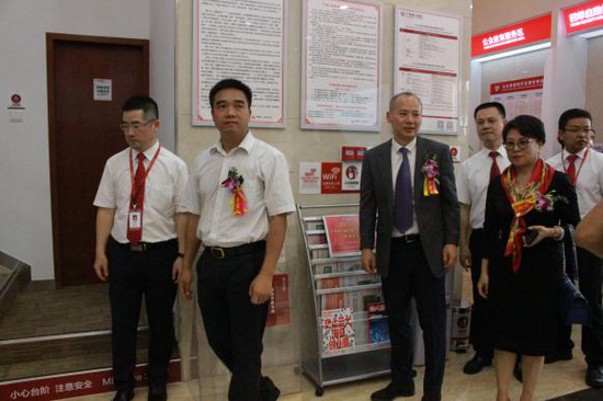 各领导在广东华兴银行佛山乐从支行营业厅进行参观