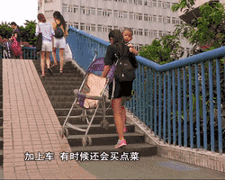 地铁,天桥,甚至是银行或超市等,这些公共场所的无障碍设施不完善,把广州的年轻妈妈们,都锻炼成了女超人。