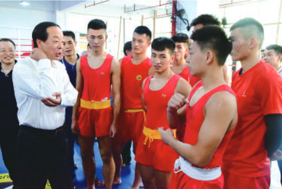 国家体育总局副局长赵勇与运动员进行交流。