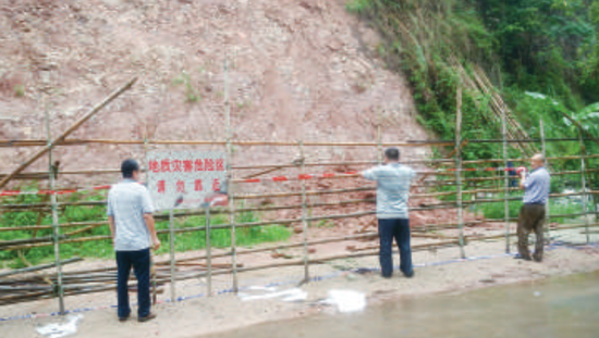 2015 年 5 月 ， 平岗山山体再次出现坍塌 ， 容桂相关部门立即采取防御措施，围闭坍塌区域，禁止人员进入，设置警示标语。/容桂街道办事处供图