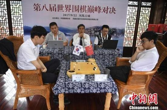 中国棋手柯洁九段（右）和韩国棋手朴廷桓九段（左）正在对弈。　杨华峰　摄