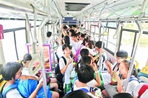 昨日下午三点半,广州中学凤凰校区提前放学,学生排队准备坐学校安排的12辆大巴前往地铁口。