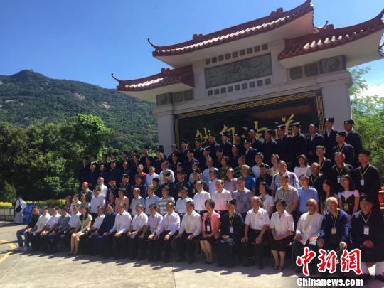 图为出席活动的官员与广东道教学院34名首届学员合影留念。 宋秀杰 摄