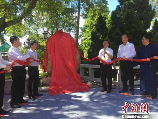 广东省委常委曾志权等为广东道教学院的成立揭牌。 宋秀杰 摄