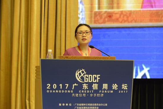 省金融办副处长严欣欣作政策解读