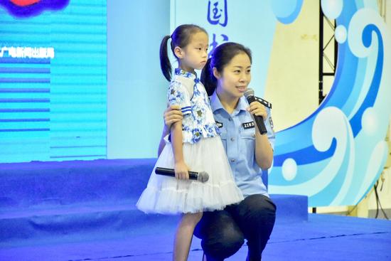 《我的警察妈妈》母女倾情演出