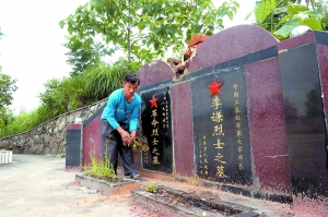 ▲如今，廖家第三代人廖聪济已成为红七军革命烈士纪念园的管理员。