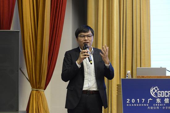 华夏邓白氏中国产品与解决方案总监陈为谦作主题演讲