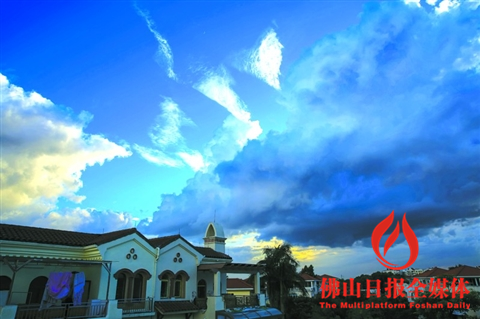 昨日傍晚,阵雨过后顺德北滘上空天蓝如洗。/佛山日报记者邓活生摄
