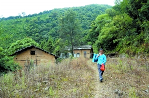 　　廖家人地处大山深处的泥砖房，他们守护的红军墓就在十多米外。