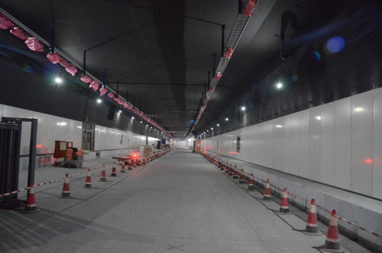 港珠澳大桥海底隧道照明和消防等附属工程安装