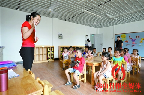 高明西江新城幼儿园,学生认真听老师讲故事。从今年9月开始,符合条件的市公益普惠性幼儿园在职在岗教职工将可领取从教津贴补助。/佛山日报记者黎汉沿摄(资料图片)