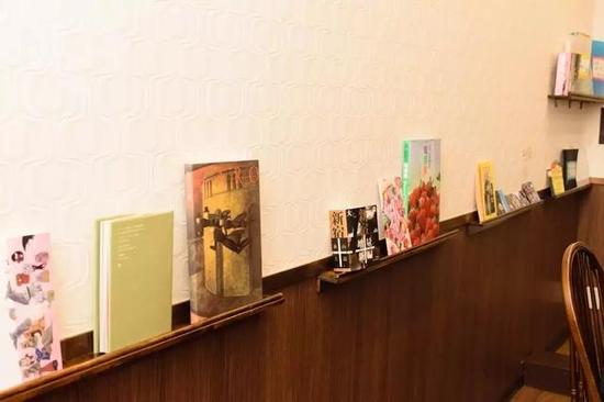 门店里还有百余本书籍,都是小林精心挑选的,以便顾客等餐时翻阅。而且,书籍每半月更新一次,她每个月都会公开书籍列表。