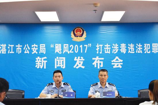 市公安局禁毒支队陈志明支队长、市公安局警察公共关系科负责人钟涛