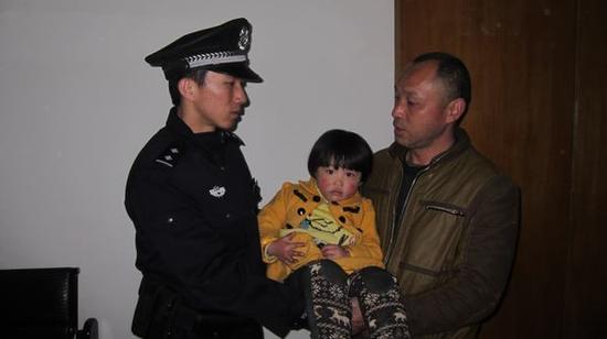 2岁女童深夜走失路边无助哭闹 民警多方寻找助