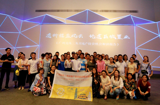 李俊怀与报告会学员合影