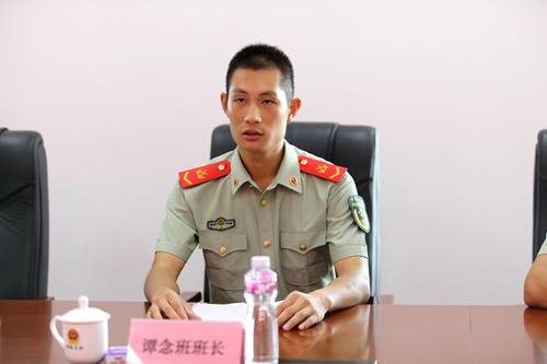 谭念班第六任班长代表全体官兵向谭念班长的父母亲表决心