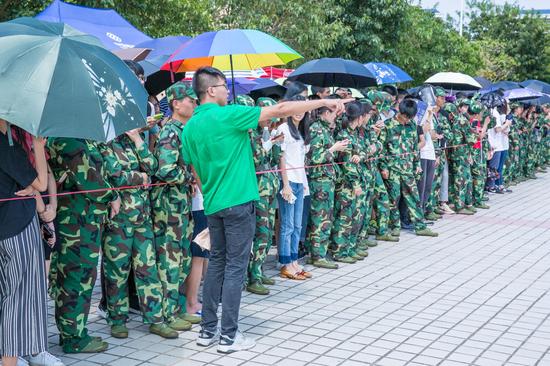 为同学指引摊位 薛启贤摄