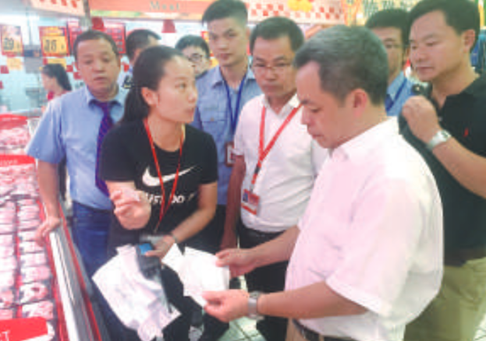 龙江镇党委书记梁伟沛等一行人到辖区内的超市开展食品安全检查。