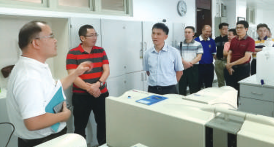 在李金华教授带领下
，
顺德区人大常委会主任列海坚等一行参观清华大学深圳研究生院的材料与器件检测中心。