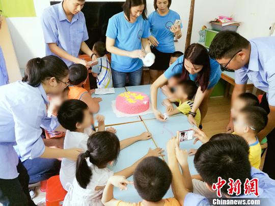 精心准备的文具、书籍 周世玮 摄