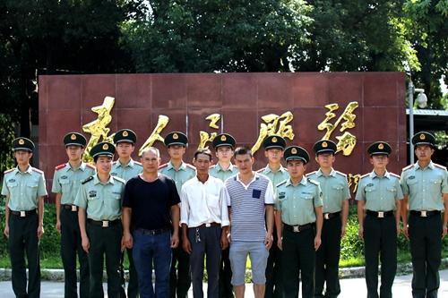 烈士亲属与谭念班官兵在营区“为人民服务”碑前合影留念