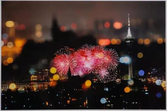 璀璨明媚的烟花点亮澳门的夜空,为万千观众带来一场场如幻似梦的好戏