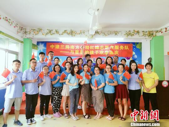 志愿者与教师们一起合影留念 周世玮 摄