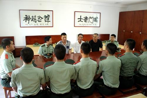 烈士亲属聆听了谭念班第六批官兵叙说他们心中谭念班长的英雄形象