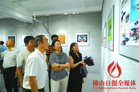省美术书法摄影联展顺德开幕，市民驻足欣赏。