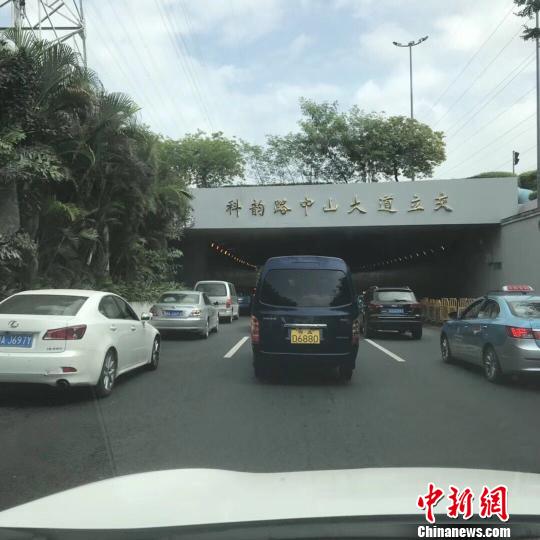 广州科韵路段发生拥堵 钟欣 摄