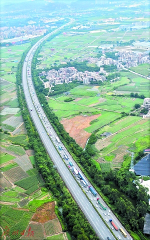 记者空中俯拍高速公路缓行状况。 广州日报全媒体记者李波 摄