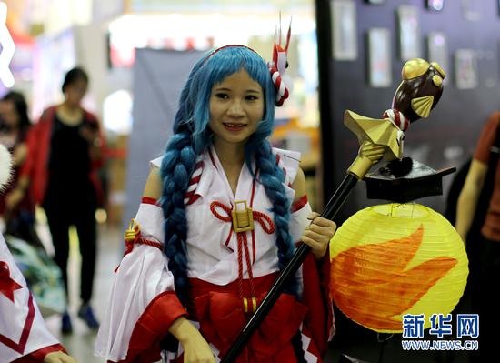 10月4日，一名女孩身穿cosplay服饰。新华网 崔凌云摄