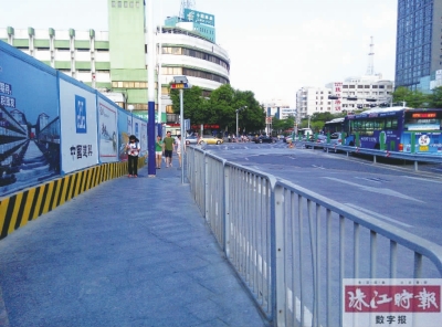 桂城地铁站施工路段附近，交警部门采取物理分隔方式实现行人和机动车分离。