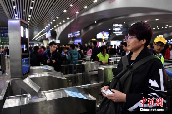 广州南站,旅客通过人脸识别进站验证后进入候车大厅(资料图)。 中新社记者 陈骥旻 摄